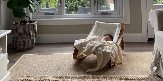 Peut-on laisser bébé dormir dans son transat ? Ce qu'il faut savoir avant d'utiliser un transat Charlie Crane